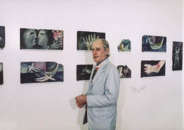 Sidney Nolan at the Institute of Modern Art exhibition of the slates, Brisbane, 1977, photo by Elwyn Lynn.